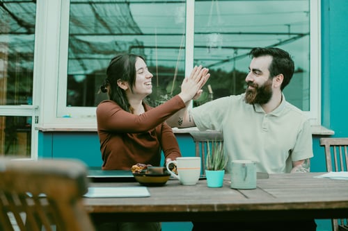 Bild: 2 Menschen High Five Bild: 2 Menschen High Five